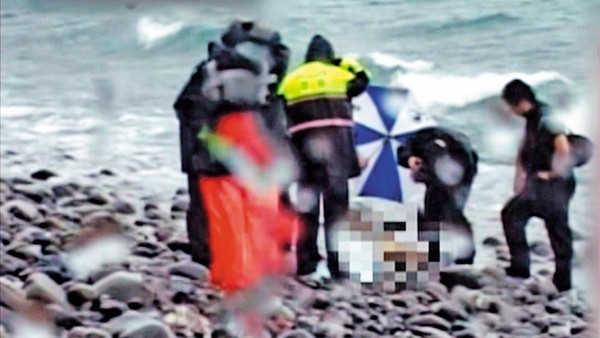 蔡京京、曾智忠棄屍2天後，1名釣客在花蓮海邊發現屍體，立刻報警處理。（東森新聞提供）