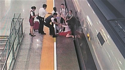 ▲廣州1名女子把腿伸到車廂下面阻止高鐵開車。（圖／翻攝自《廣州日報》）