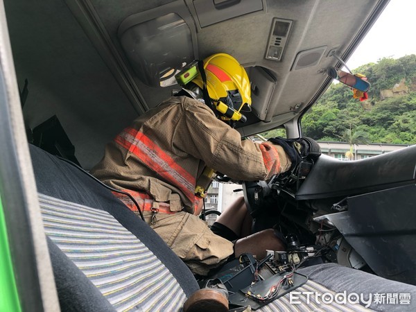 ▲▼ 基隆聯結車追撞。（圖／記者郭世賢攝）