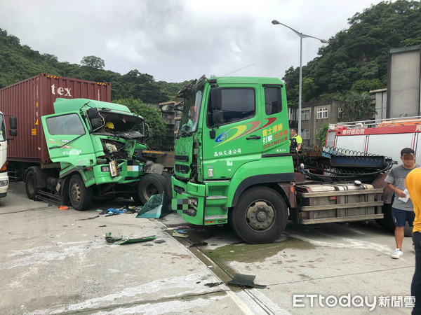 ▲▼ 基隆聯結車追撞。（圖／記者郭世賢攝）