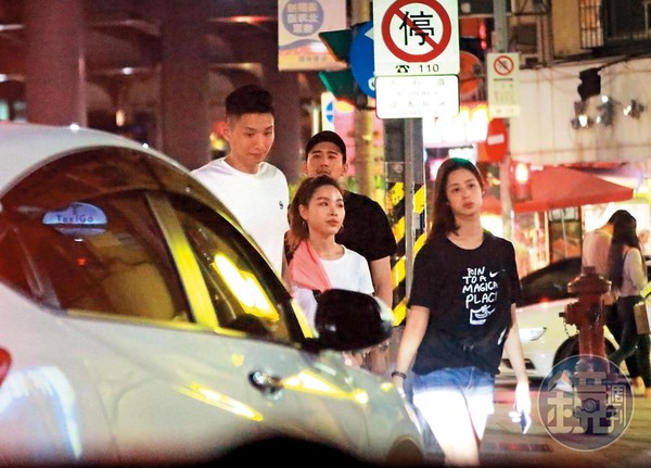 20:08 過幾天後，莫允雯（右一）跟麻吉弟弟（後）碰面，兩人帶著各自的男、女朋友聚會，看似十分歡樂。