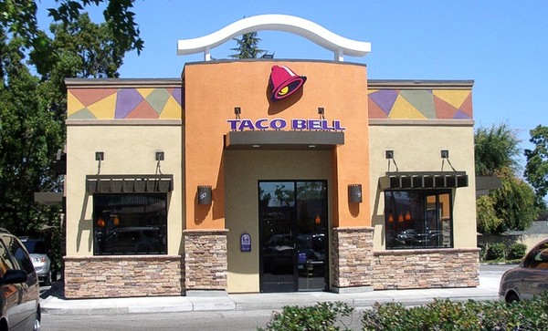 ▲▼塔可鐘（Taco Bell），是美國百勝旗下公司之一，屬連鎖式快餐店，出售美國化的墨西哥食品。（圖／翻攝自維基百科）