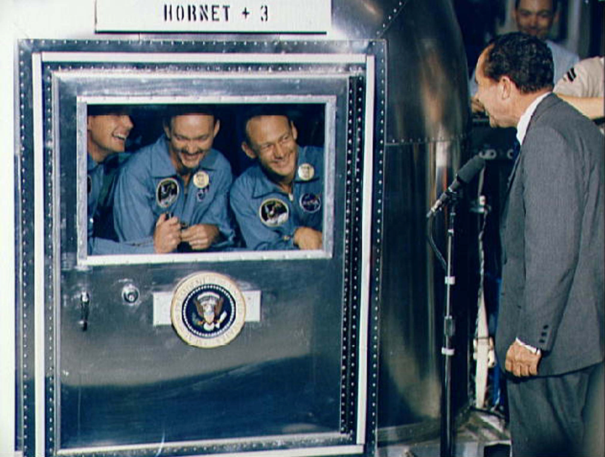 ▲▼登月50年／時任總統尼克森親自登上大黃蜂號回收船，歡迎阿波羅11號太空人返回地球。（圖／路透社）
