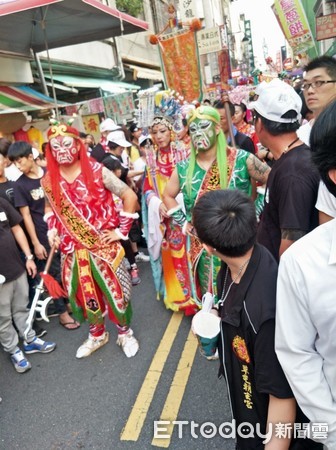 ▲17日進行城隍尊神聖誕啟駕遊巡遶境活動，大街小巷湧滿人潮相當熱鬧。（圖／民眾提供）