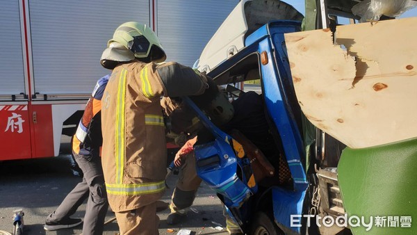 ▲台南市七股區大潭里台潭台17線路上，發生小貨車與廂型車對撞車禍，造成8人輕重傷，消防人員破壞車體將小貨車駕駛人救出。（圖／記者林悅翻攝，下同）