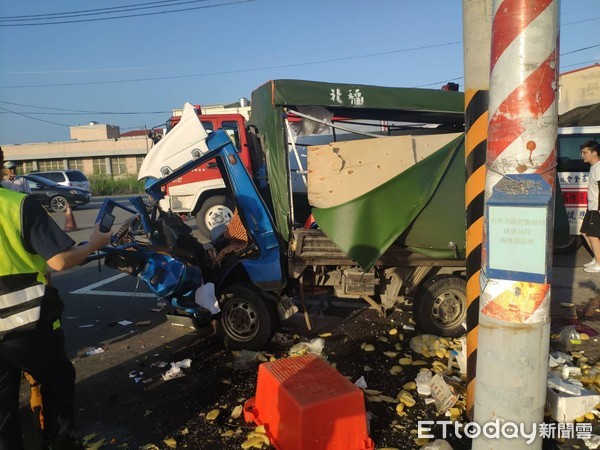 ▲台南市七股區大潭里台潭台17線路上，發生小貨車與廂型車對撞車禍，造成8人輕重傷，消防人員破壞車體將小貨車駕駛人救出。（圖／記者林悅翻攝，下同）