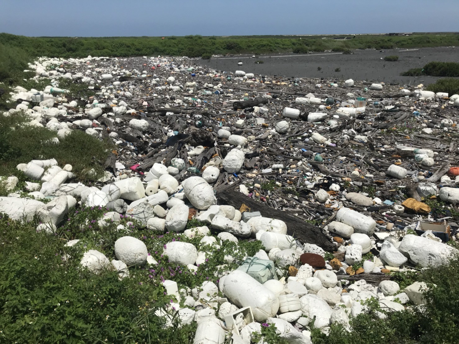 ▲彰化西南沿海海堤有大量事業廢棄物出現。（圖／彰化縣環保局提供）