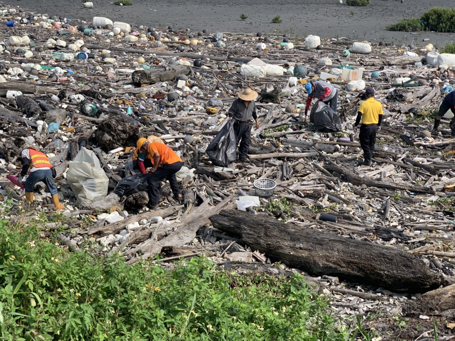 ▲彰化西南沿海海堤有大量事業廢棄物出現。（圖／彰化縣環保局提供）