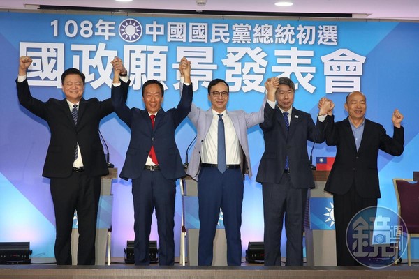 國民黨初選結果日前出爐，最終韓國瑜（右1）以44.8%拿下勝利，將帶職參選角逐2020總統大位。