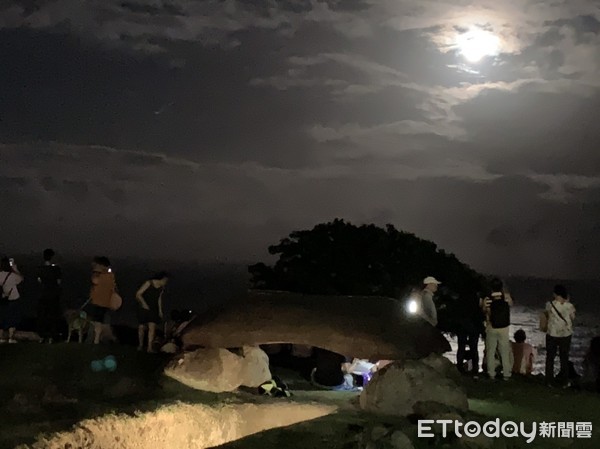 ▲音樂會因受風雨影響，整個舞台移至遊客中心大廳，市集也安排到廳內走道，遊客中心整個被擠爆了。（圖／記者王兆麟攝，下同）