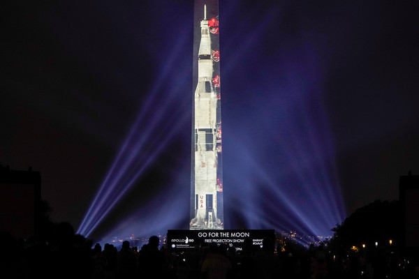 ▲▼紀念登月50年，華盛頓紀念碑上的投影火箭圖案。（圖／路透社）