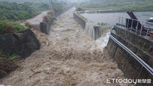 ▲▼    暴雨炸蘭嶼！環道公路多處淹水　芋頭田「慘被泥水滅頂」只剩幾片葉子         。（圖／記者楊均典翻攝）