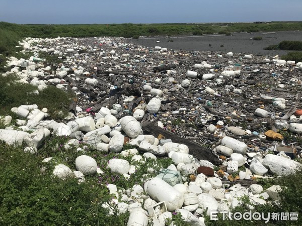 ▲彰化西南沿海海堤有大量事業廢棄物出現。（圖／彰化縣環保局提供）