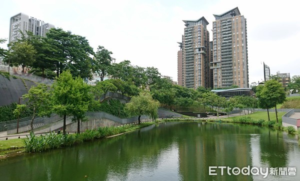 ▲▼台中市 西區 秋紅谷景觀生態公園   滯洪池 七期豪宅  房地產。（圖／記者屠惠剛攝）