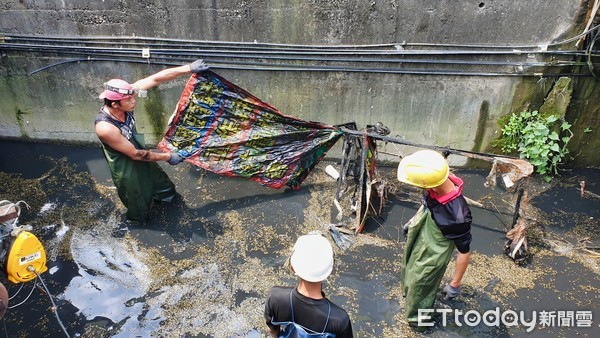 ▲水資處徹底清淤，解決花壇鄉淹水問題。（圖／彰化縣水資處提供）