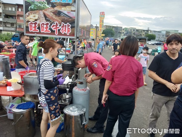 ▲ 消防車開進觀光夜市 新北實地演練救災動線。（圖／新北市市場處提供）