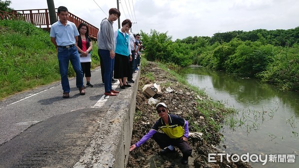 ▲立委陳亭妃、市議員陳怡珍偕同大港里里長黃良賢、西賢里里長陳清佳，邀集教育部、第六河川局、台南市政府等官員前往現場會勘。（圖／記者林悅翻攝，下同）