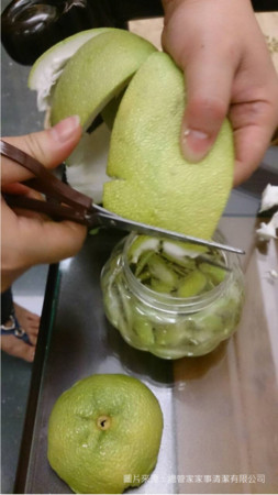 ▲▼自己DIY，製作純天然的柚子皮清潔劑。（圖／總管家家事清潔有限公司提供）