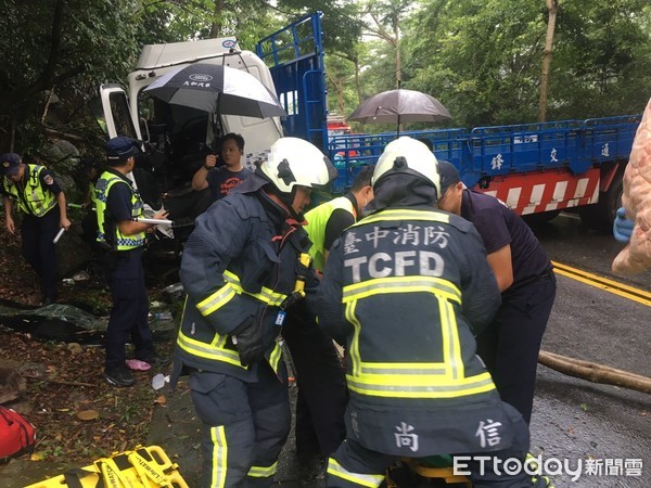 ▲▼大貨車疑天雨路滑，走台8線時撞上山壁，2人受傷。（圖／記者李忠憲翻攝）