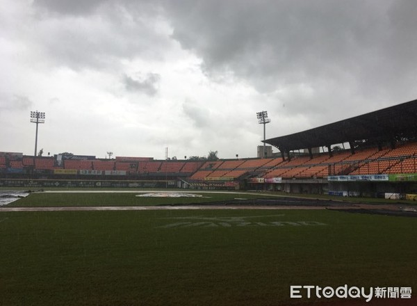 ▲台南球場因雨延賽。（圖／記者陳立勳攝）