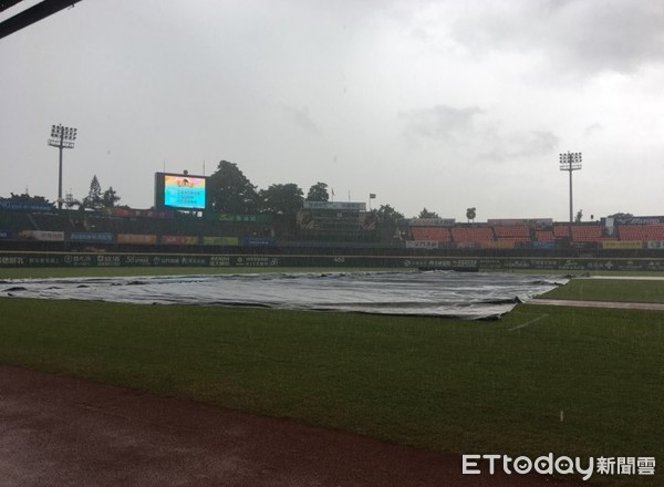 ▲台南球場因雨延賽。（圖／記者陳立勳攝）