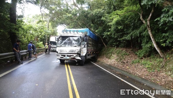 ▲▼北宜公路65.8K處18日兩大貨車對撞，交通一度受阻。（圖／游芳男翻攝，下同）