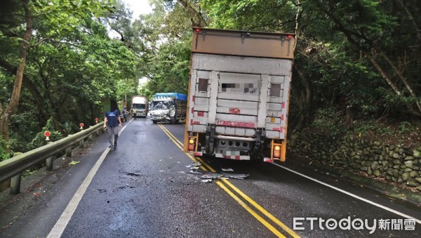 ▲▼北宜公路65.8K處18日兩大貨車對撞，交通一度受阻。（圖／游芳男翻攝，下同）