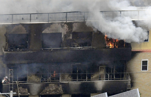 ▲▼京都動畫工作室遭人縱火，3層樓建築幾乎完全焚毀。（圖／路透）