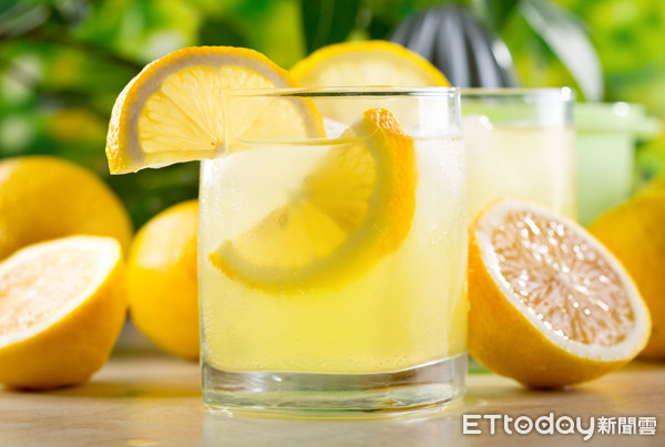 ▲有些人誤以為喝檸檬水可以將酸性體質轉變為弱鹼性體質，比較不會生病。營養師表示，喝檸檬水並沒有改變身體酸鹼性體質的作用（圖／廖苑利醫師提供）