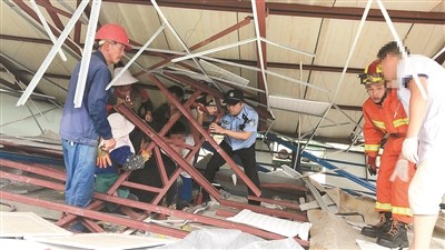 ▲員警扛起鋼架救民眾。（圖／翻攝自《杭州日報》） 