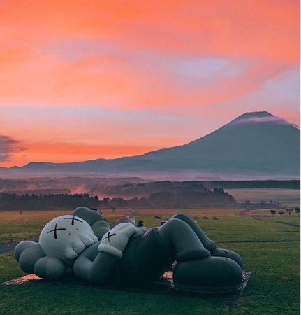 ▲▼KAWS公仔躺在富士山下。（圖／翻攝自IG@KAWS）