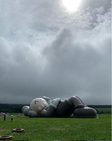 ▲▼KAWS公仔躺在富士山下。（圖／翻攝自IG@KAWS）