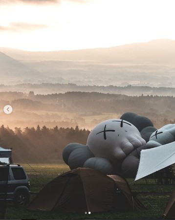 ▲▼KAWS公仔躺在富士山下。（圖／翻攝自IG@KAWS）