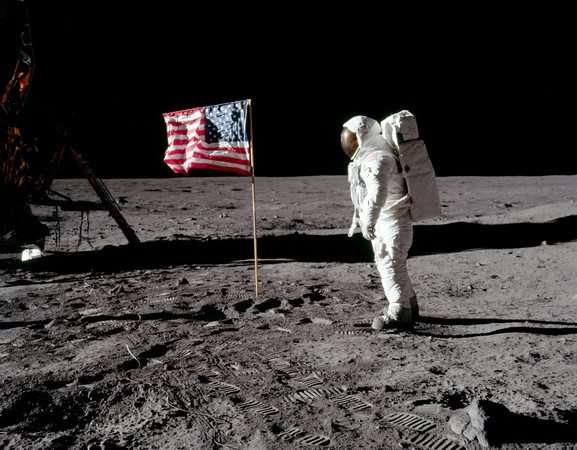 ▲▼登月50年／太空人艾德林（Edwin E. Aldrin Jr.）在月球上的美國國旗旁邊拍照。（圖／路透）