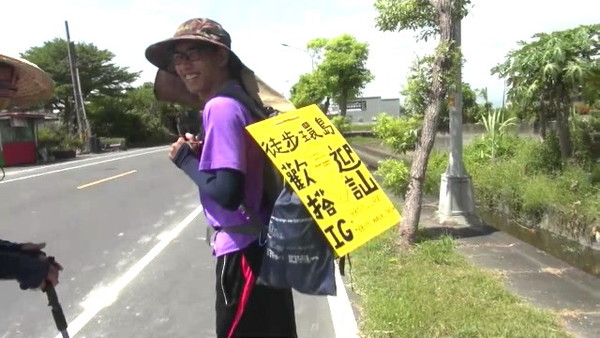 ▲▼背著「徒步環島歡迎搭訕」看板的陳庭寛（上圖），與黃竑霖冒險圓夢走環島。（圖／讀者提供，下同）