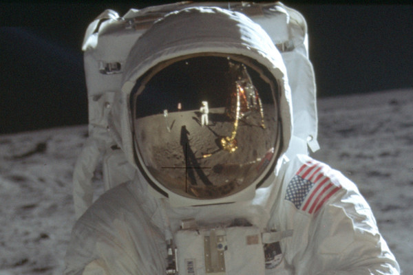 ▲▼ 美國太空人阿姆斯壯1969年7月20日成功登月，成為第一名踏上月球表面的人。圖中人物為艾德林，面罩反射出來的人影為阿姆斯壯。（圖／達志影像／美聯社）