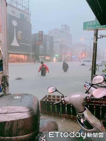 ▲▼高雄醫學院水淹到大腿，整排摩托車淹成泡水車。（圖／地方中心翻攝）