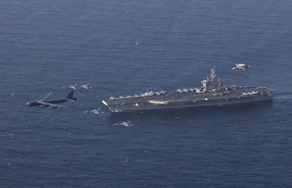 ▲▼美國B-52H轟炸機與林肯號航空母艦（USS Abraham Lincoln）在阿拉伯海進行軍演。（圖／記者張方瑀攝）