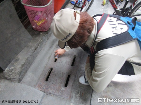 疾管署防疫人員今前往高雄市前鎮區瑞昌里進行孳生源查核及預防性投藥。（圖／疾管署提供）