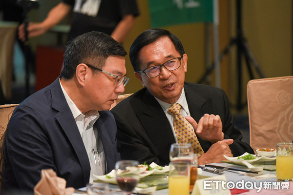 ▲陳水扁出席北社募款餐會，與民進黨主席卓榮泰談話。（圖／記者林敬旻攝）