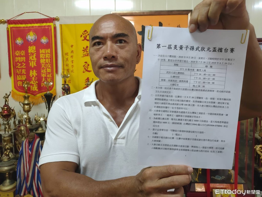 ▲林志成出示活動內容,正式邀戰「館長」陳之漢            。（圖／記者傅誠攝）