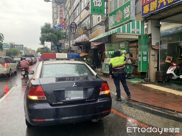 高雄檳榔攤凌晨遭持刀搶劫 雨衣怪客 奪萬元後逃逸 Ettoday社會新聞 Ettoday新聞雲