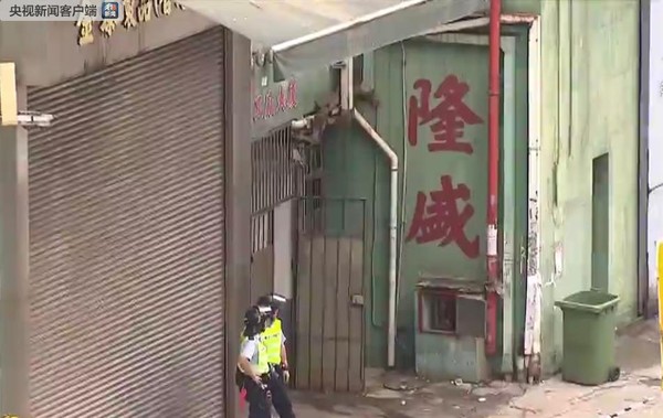 ▲工廠大廈傳巨響...爆炸殘餘物濺射車窗！　港警「急拉封鎖線」引爆（圖／翻攝澎湃新聞）