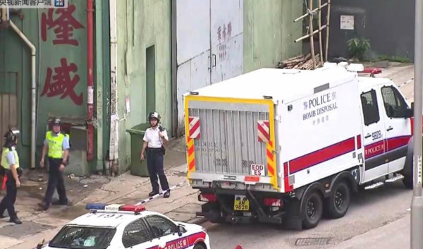 ▲工廠大廈傳巨響...爆炸殘餘物濺射車窗！　港警「急拉封鎖線」引爆（圖／翻攝澎湃新聞）