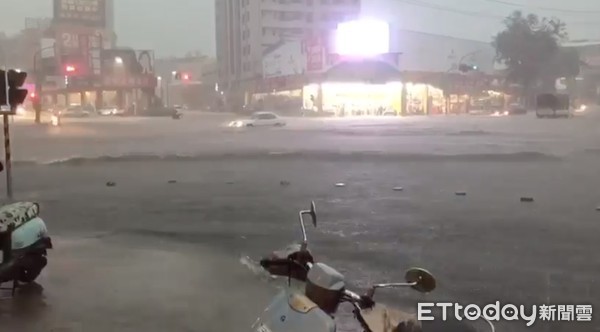 ▲高雄楠梓19日被雨水轟炸、馬路淹成一片汪洋。（圖／網友宮偉拍攝提供）