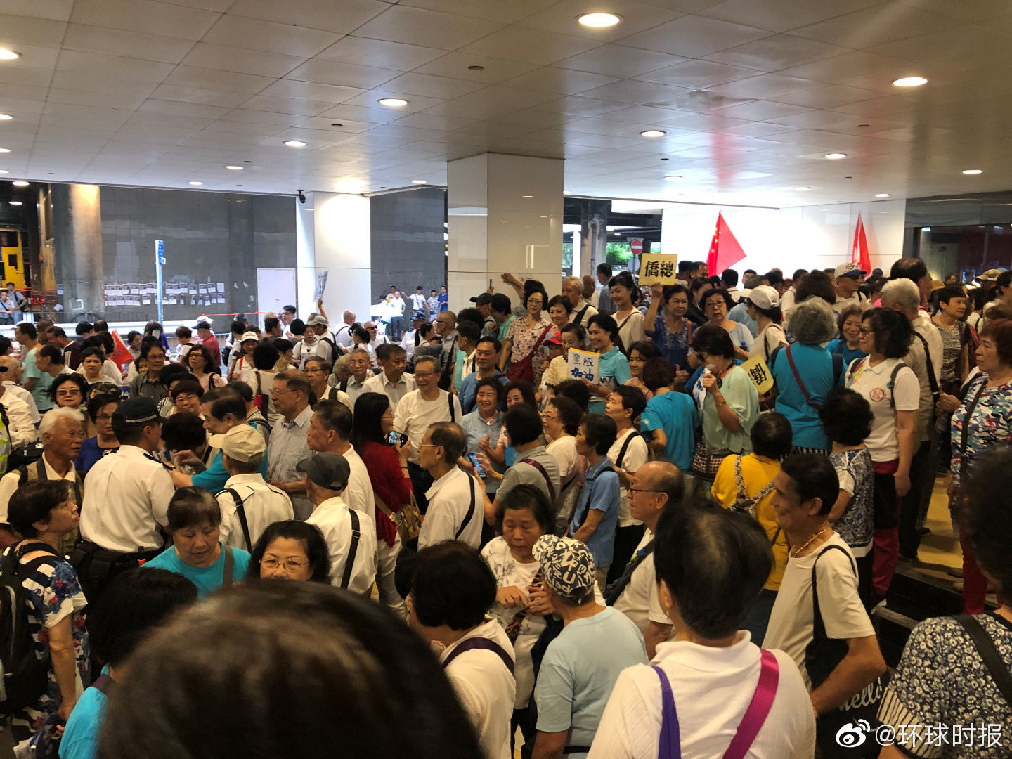 ▲參加集會的人群在香港金鐘站出口集合。（圖／翻攝自微博／環球時報）