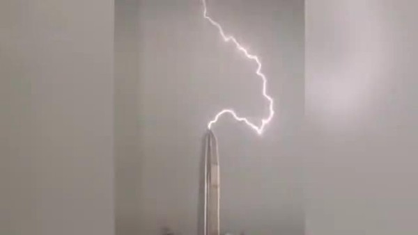 ▲網友在微博上分享深圳平安大廈遭閃電擊中的畫面。（圖／翻攝大陸網站）