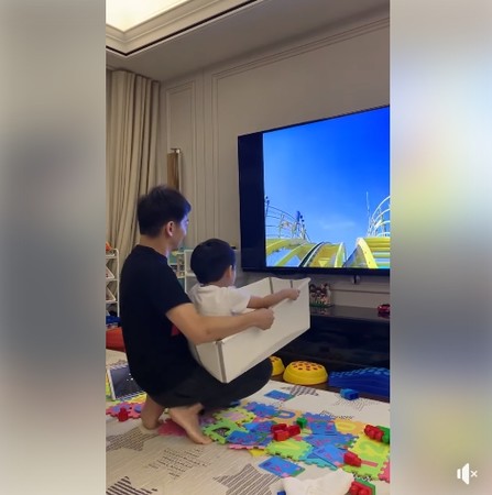▲林志穎抱3歲兒在家玩「4D人體雲霄飛車」。（圖／翻攝自林志穎臉書）