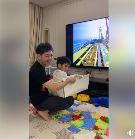 ▲林志穎抱3歲兒在家玩「4D人體雲霄飛車」。（圖／翻攝自林志穎臉書）