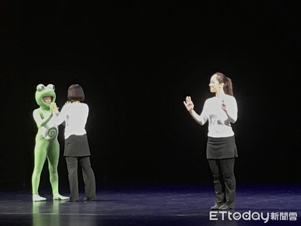 ▲卡布蛙與台上老師帶領現場進行互動舞蹈，大小朋友玩的不亦樂乎。